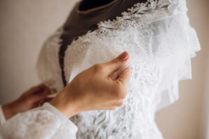 Découvrez le pressing de la robe de mariée : prix selon les types de tissus