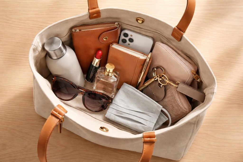 découvrez les essentiels à glisser dans un sac fourre-tout pour femme, alliant style et praticité au quotidien.