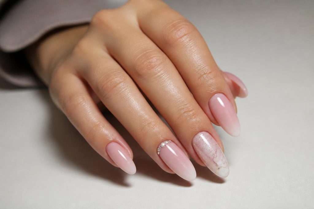 découvrez les tendances actuelles des ongles en résine pour un style moderne et élégant. conseils, designs et astuces pour sublimer vos mains.