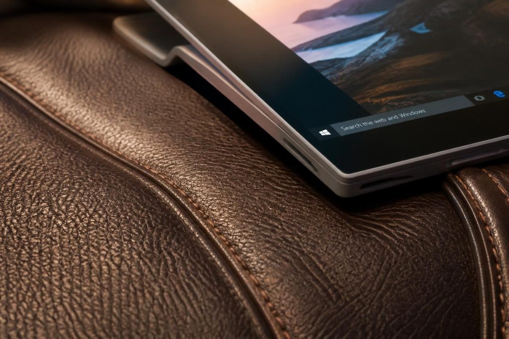 découvrez comment sublimer les finitions du cuir grâce à un zoom macro précis utilisant une tablette tactile microsoft, alliant technologie et savoir-faire artisanal.